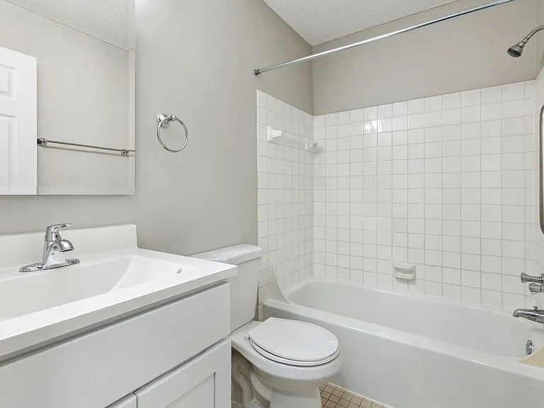 Eastgate Apartments — Photo 78