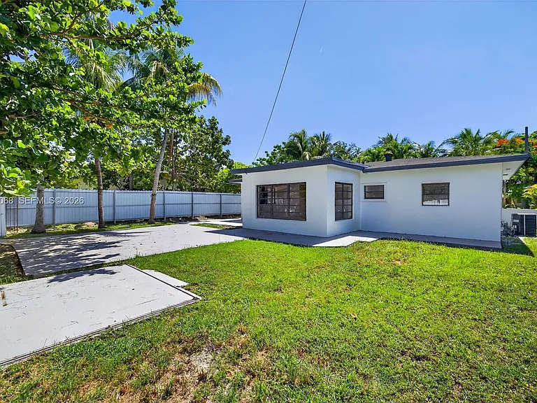17150 NE 18th Ave — Photo 32