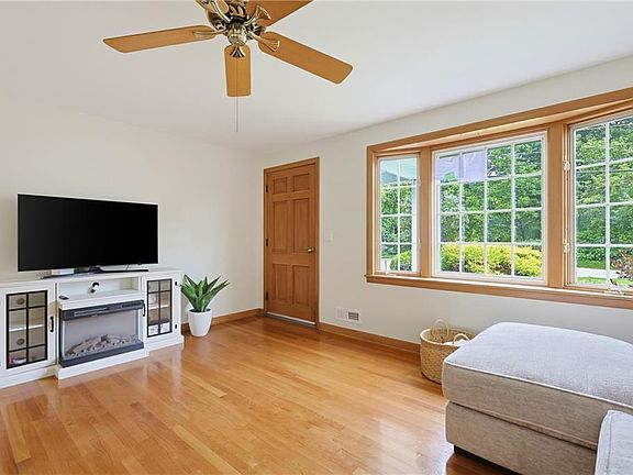 2nd image of 27 Bear Hill Rd