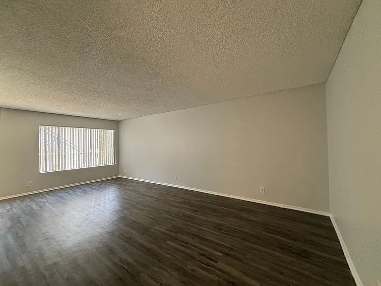245 South Serrano Ave — Photo 32