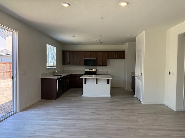 556 Rosedale Way — Photo 4