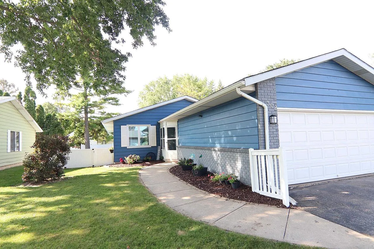302 Martin Street photo 1