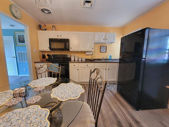 3rd image of 809 Richardson Dr