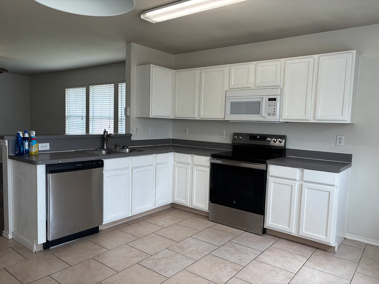 3 bed, 1249 sqft, $1,880 — Photo 4
