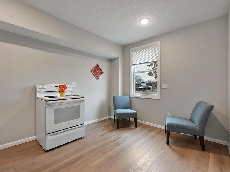 154 E Broadway St — Photo 16