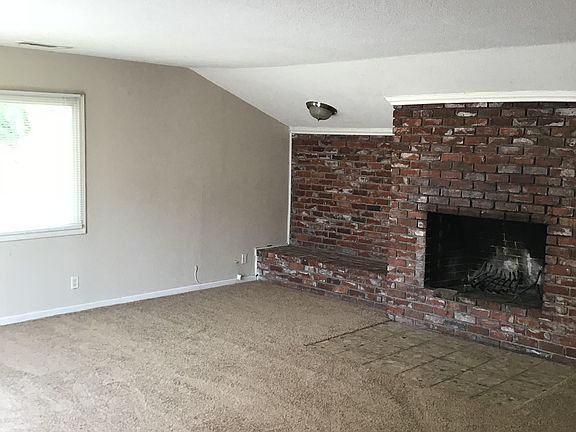 Huge Family Rm w/Fireplace