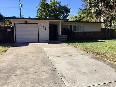 925 Douglas Rd photo 1