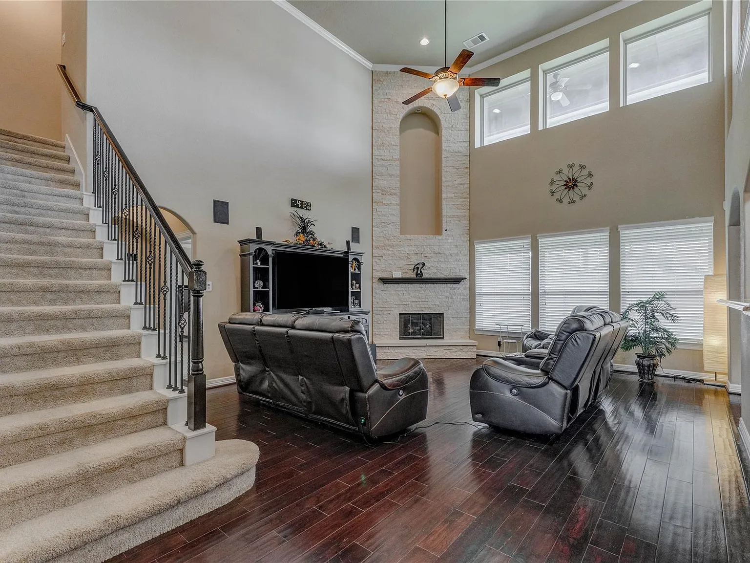 6 bed, 4.0 bath, 4252 sqft, $4,600 — Photo 4