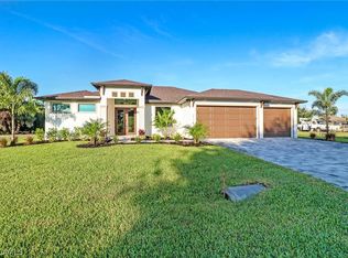 2932 SW 2nd Place Cpe, Coral, FL 33914