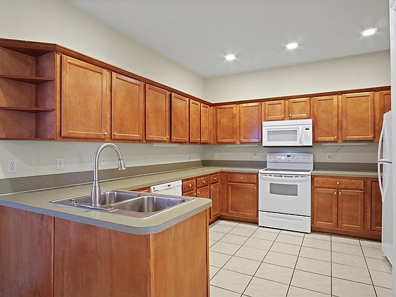 3rd image of 5441 Hampton Hill Cir