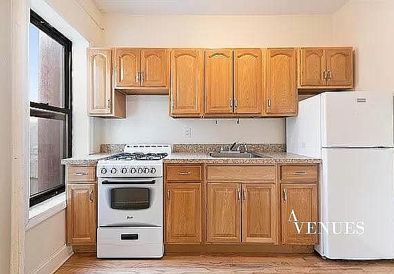 5th image of 426 E 14th St #11