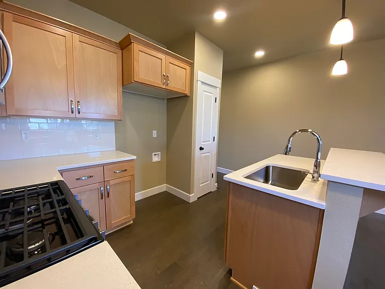 9126 N Seward Ave — Photo 13
