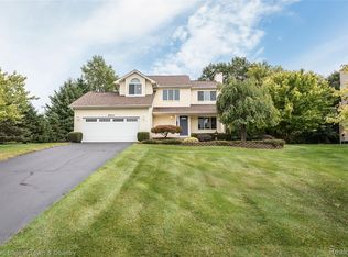 9344 Huron Park Dr, Brighton, MI 48116