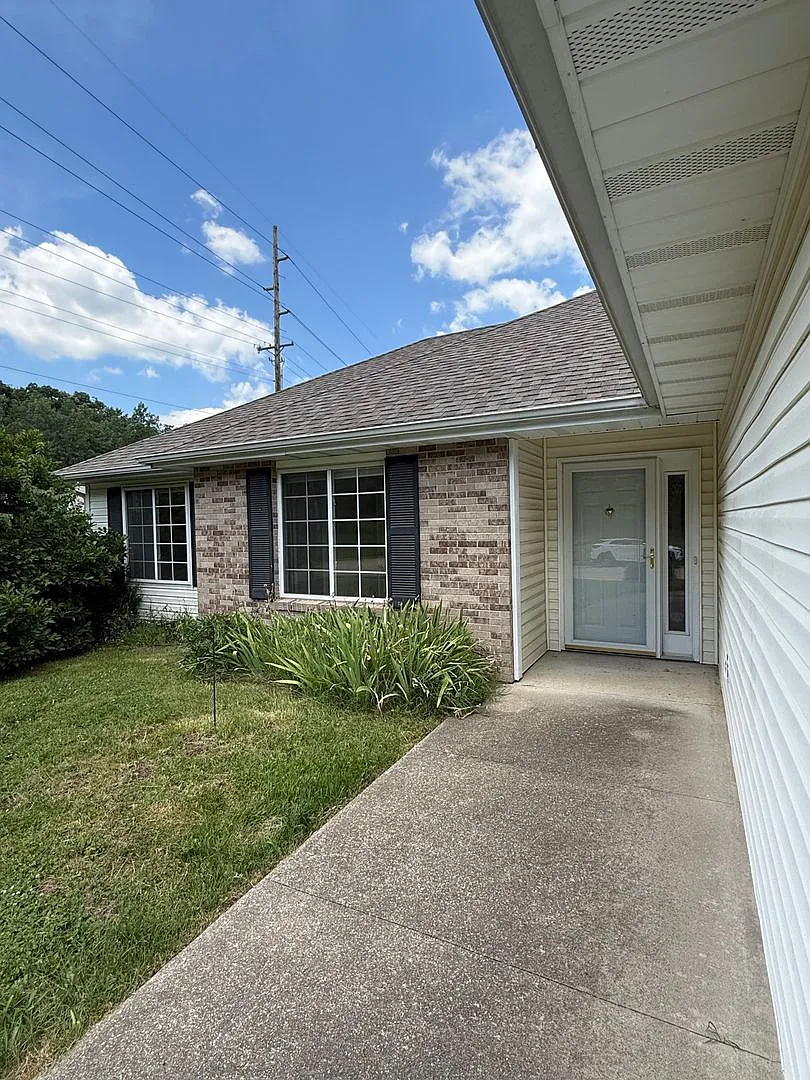 3 bed 2 bath Home with fenced in backyard — Photo 3
