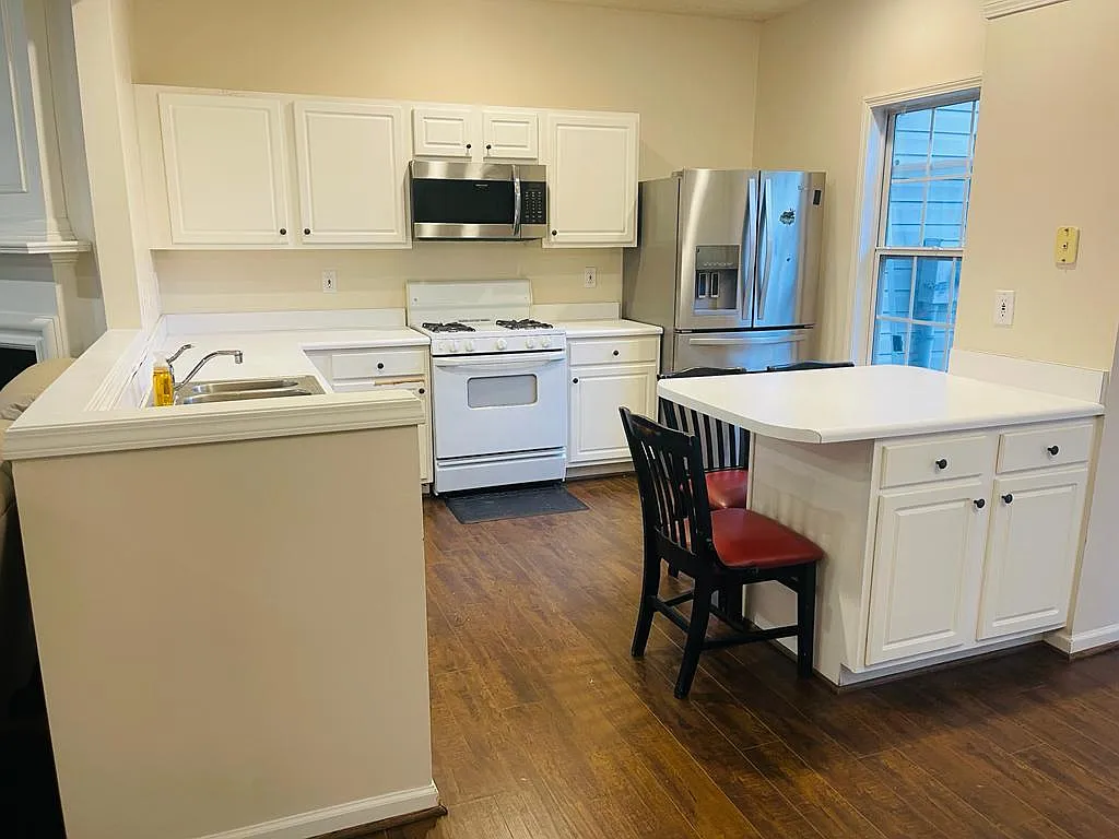 3 bed, 2.5 bath, 1370 sqft, $2,200 — Photo 1