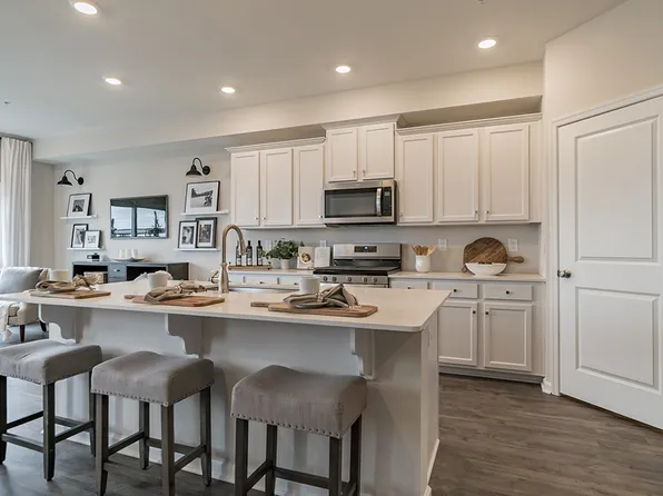 1085 Meadowlark Dr, Fogelsville, PA 18051