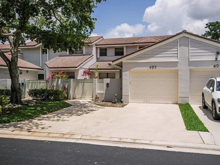 495 Prestwick Cir — Photo 4