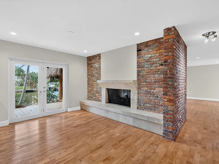 2213 NE 16th St — Photo 11