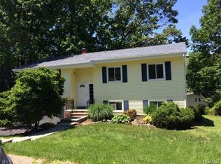 709 Abbey Ln, Valley Cottage, NY