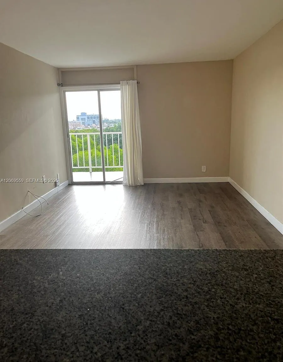 Yolanda Villas Condo — Photo 2