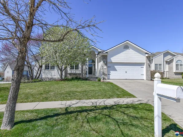 7733 Brummond Dr, Lincoln, NE 68516