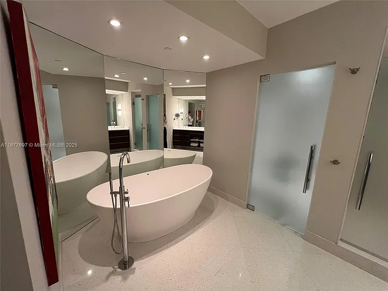 300 S Pointe Dr #2806 — Photo 7