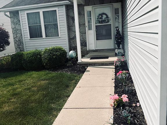 3rd image of 326 Stone Hedge Ln