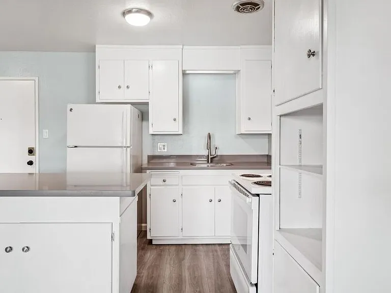 22555 Linden St #12 — Photo 1