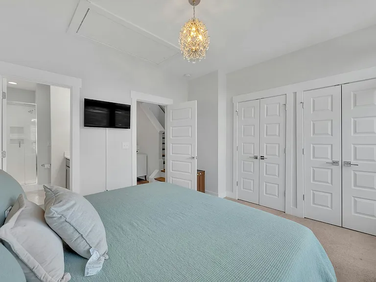 1005 E 36th St — Photo 18