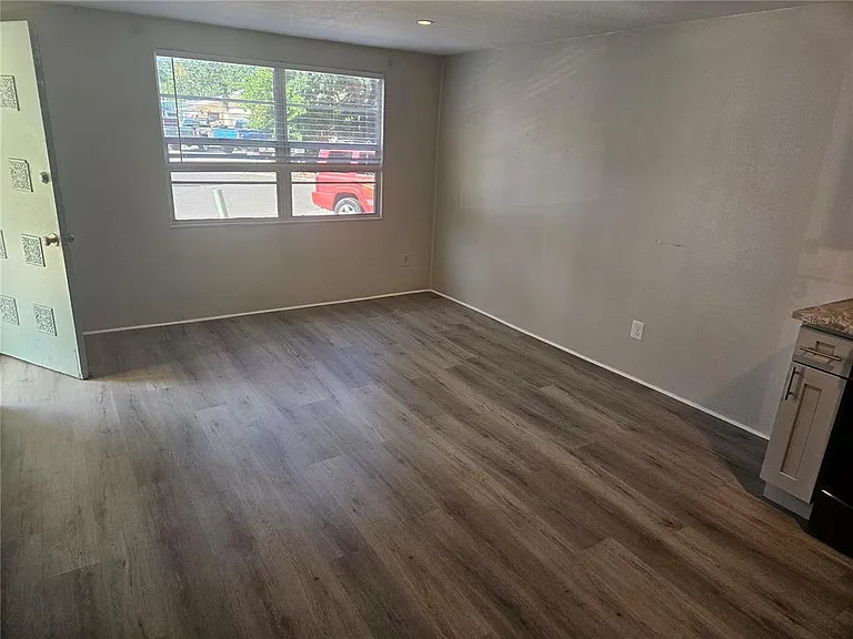 612 Dogwood Ct — Photo 2