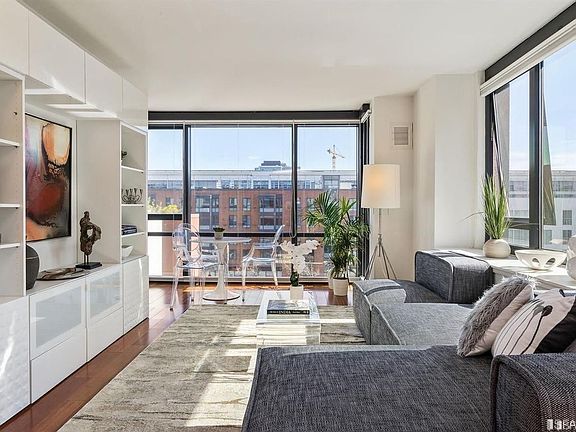 3rd image of 250 King St Unit 482