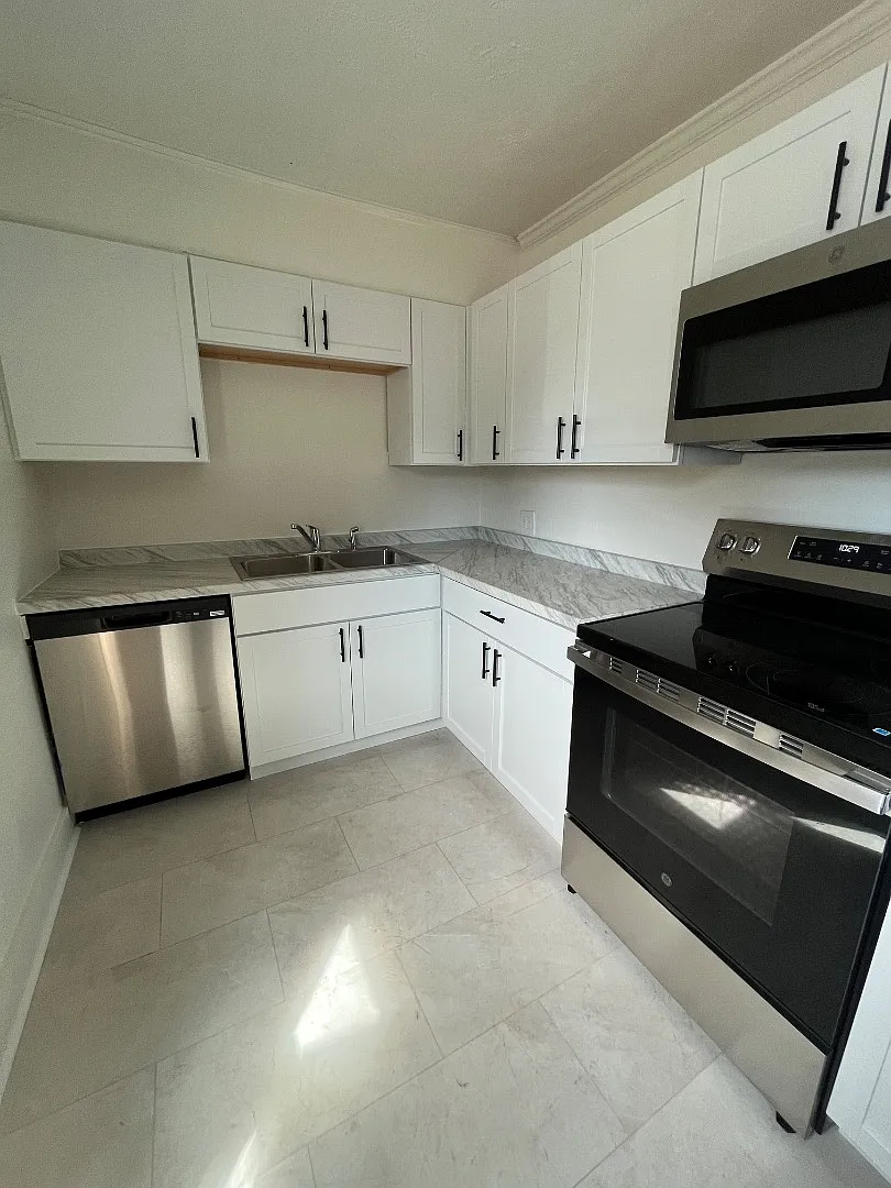 1725 Avenue G — Photo 1