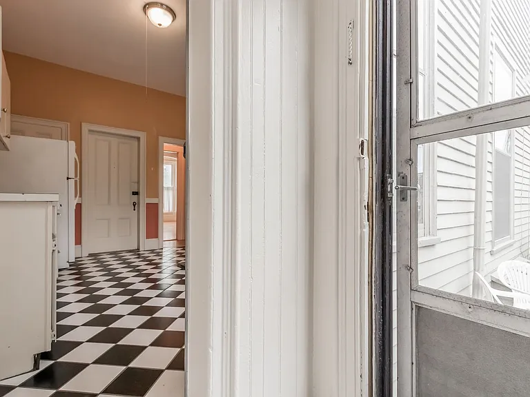 256 Vaughan St — Photo 24