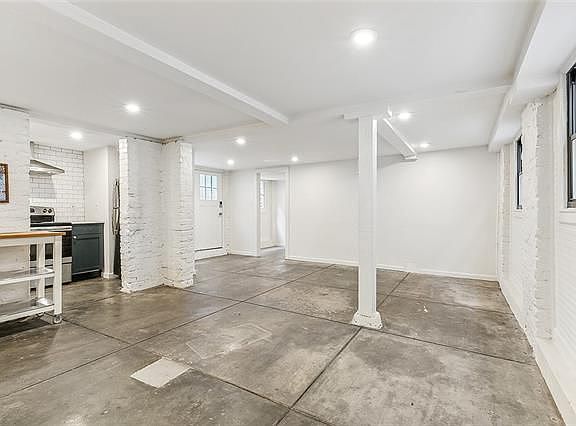 3rd image of 919 Clouet St
