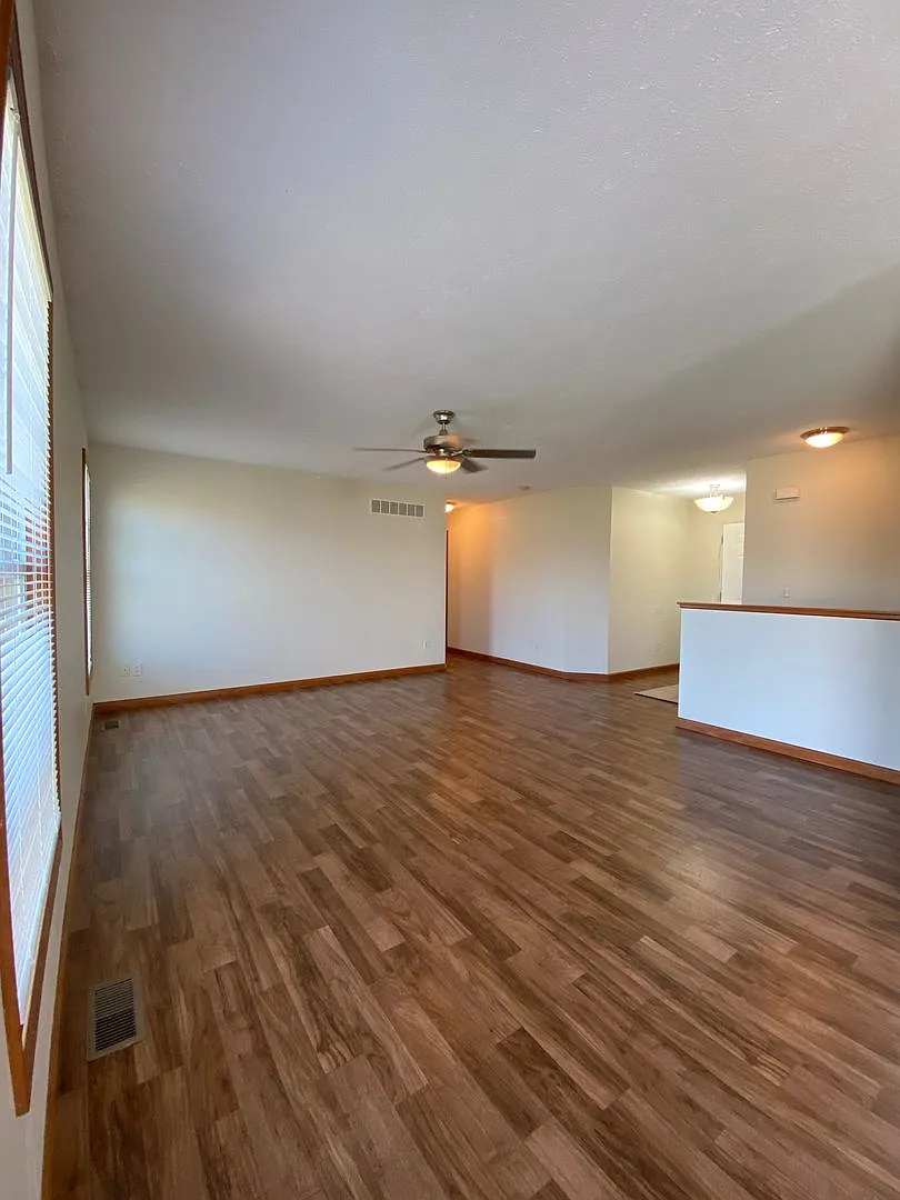 Perfect 3 Bedroom Executive Home in New Paris! — Photo 2