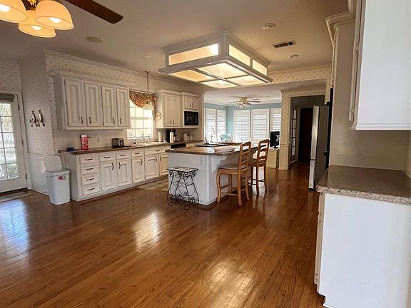 2nd image of 4 Hartwick Ct