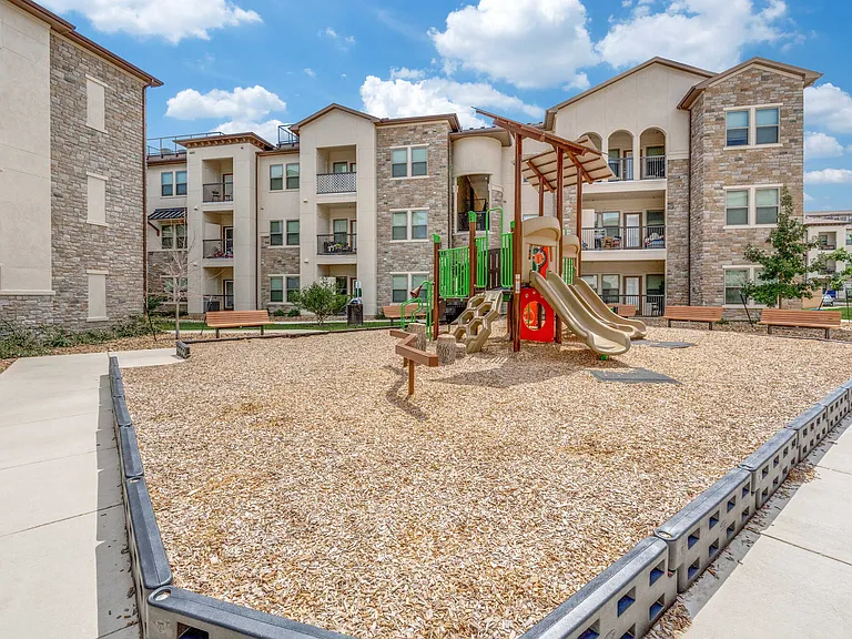 Palladium Crestway — Photo 24
