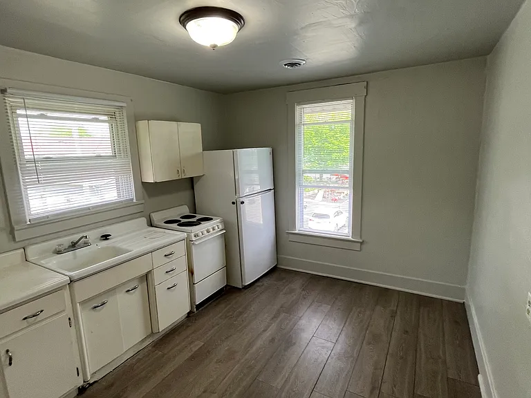 111 W Columbia St — Photo 4