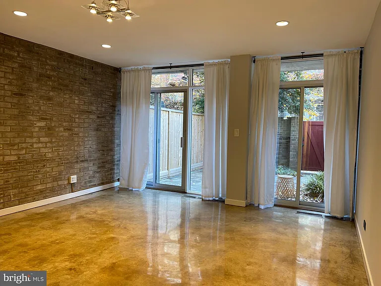 457 N St SW — Photo 16