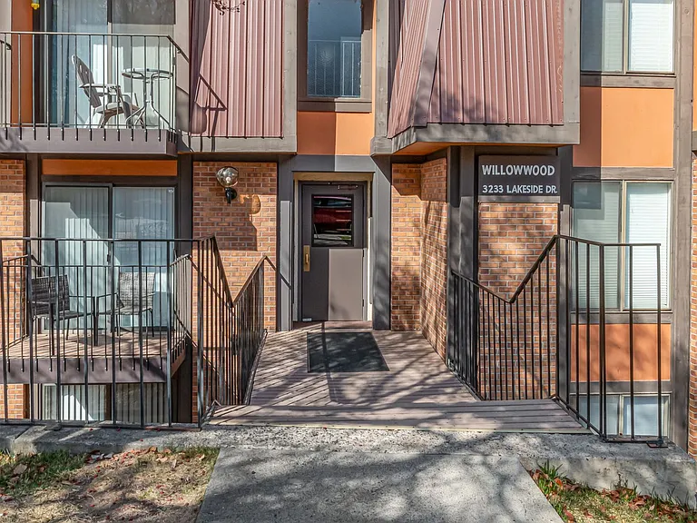 3233 Lakeside Dr #303 — Photo 7