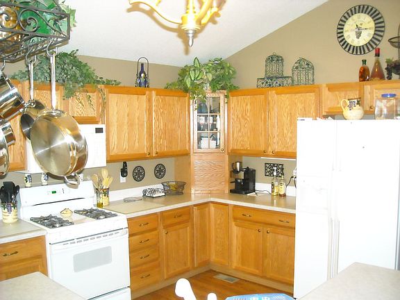 Kitchen/lots of cabinets