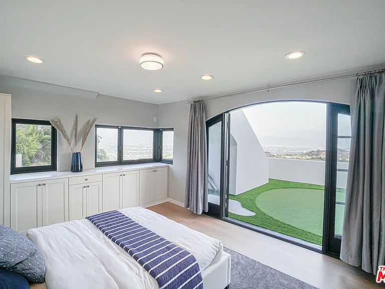13211 Mulholland Dr — Photo 32