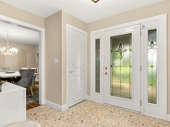 4th image of 210 E Morningside Dr