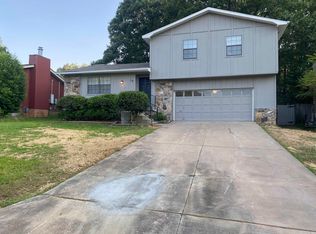 13 Prince Dr, Maumelle, AR 72113