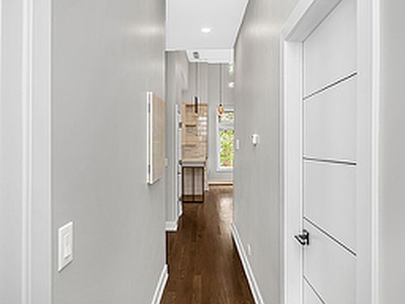 5th image of 721 W Melrose St #3F