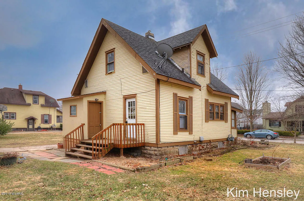 350 Sigsbee Ave NE photo 1