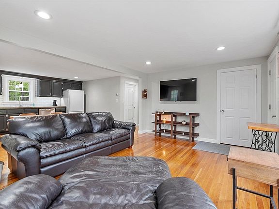 3rd image of 106 Eugene St