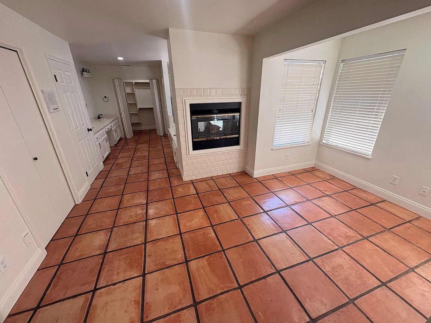 Elegant 4 Bedroom Home in The Lakes — Photo 4