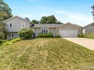 1421 Hollow Ridge Dr NE, Rockford, MI 49341