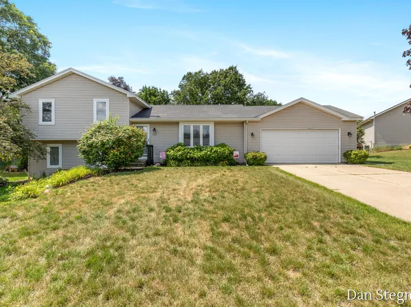 1421 Hollow Ridge Dr NE, Rockford, MI 49341